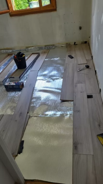 Pose de parquet flottant à Pins-Justaret, Chik Peinture & Inside
