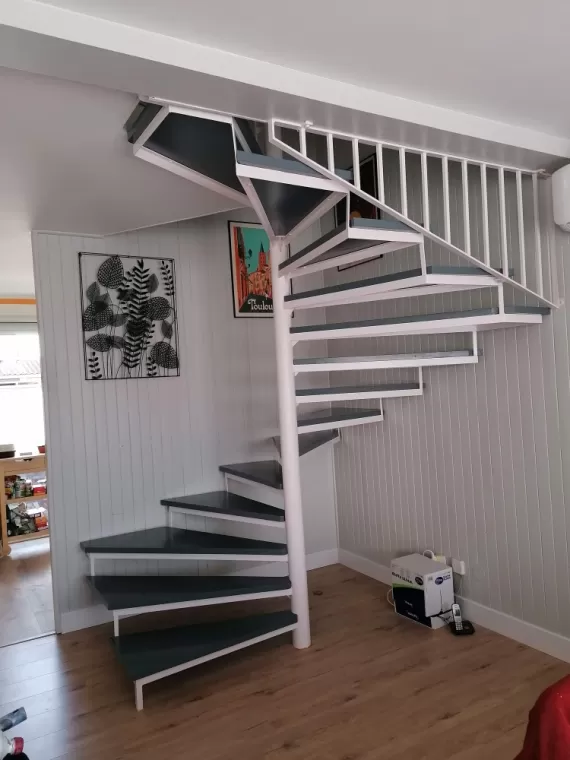 Rénovation escalier en bois et métal à VENERQUE, Chik Peintre & Inside