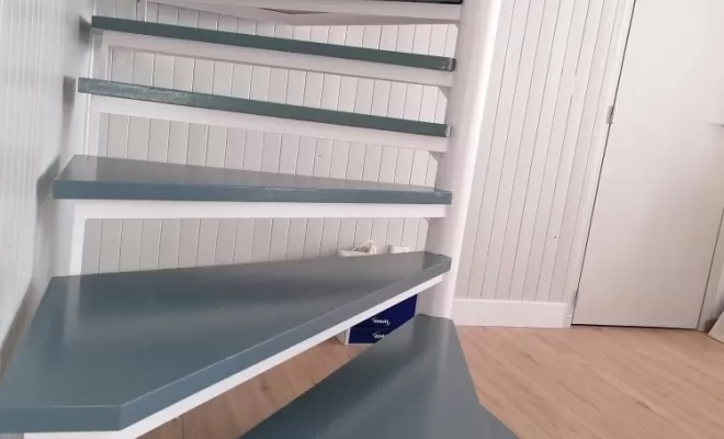 Rénovation escalier en bois et métal à VENERQUE, Chik Peintre & Inside