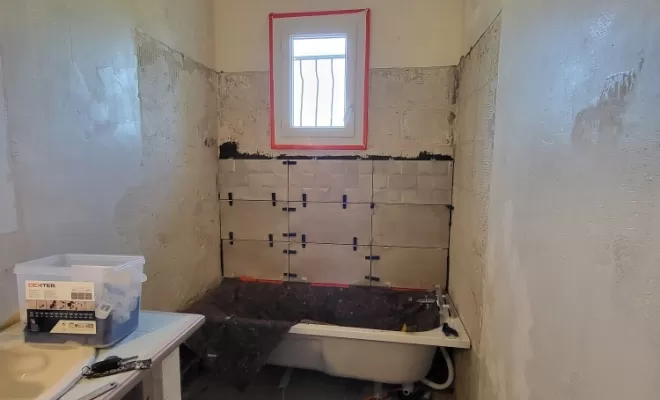 Pose de faïence dans salle de bain 
