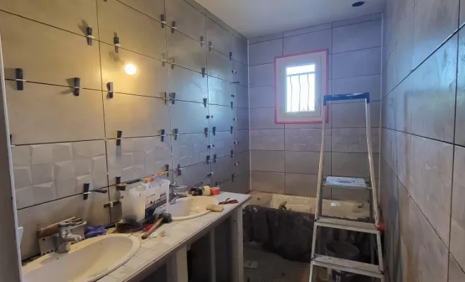 Pose de faïence dans salle de bain