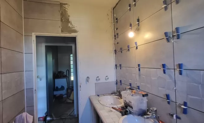 Pose de faïence dans salle de bain